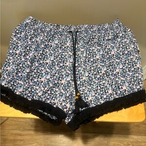 Chic Floral Tassel Trim Shorts